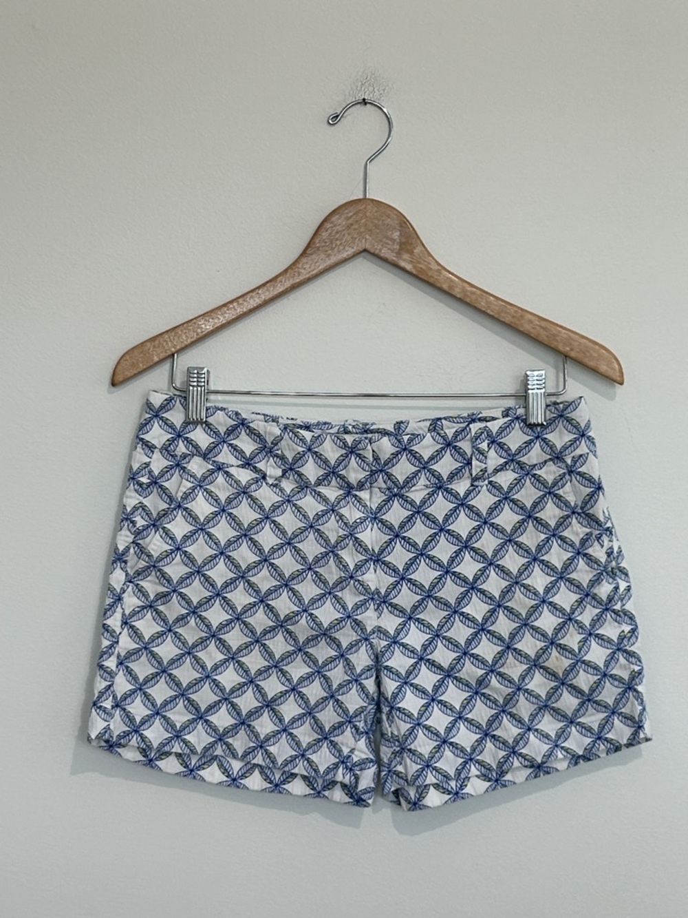 Vineyard Vines White Shorts with Blue Geometric Lattice